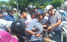 Người dân vây bắt gã đàn ông nghi làm chuyện thất đức nhưng luôn có “bùa hộ mệnh” bên mình