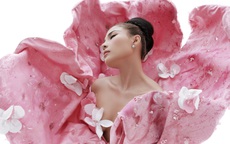 Thúy Diễm khoe làn da nâu mừng phim "Cát đỏ" kết thúc