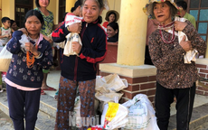 Đồng bào vùng lũ rơi nước mắt khi dân quân băng rừng cõng gạo vào cứu đói