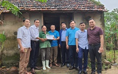 Bạn đọc Báo Người Lao Động trao 180 triệu đồng đến bà con vùng lũ Quảng Bình