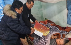 "Mai Vàng nhân ái" thăm, tặng quà các văn nghệ sĩ ở Quảng Bình