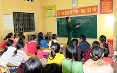 Lớp học đặc biệt của thầy giáo quân hàm xanh
