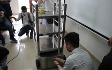 Ngắm robot phục vụ bệnh nhân cách ly bằng điều khiển từ xa