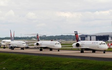 Hàng ngàn phi cơ nằm la liệt ở các sân bay trên thế giới