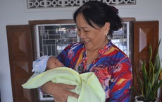 Bé trai bị bỏ rơi trước cửa nhà của gia đình muốn xin con nuôi