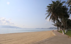 Đường phố thưa thớt người qua lại trong ngày đầu cách ly toàn xã hội