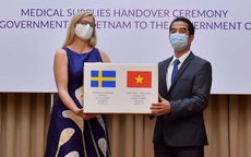 Trao tặng Thụy Điển 100.000 khẩu trang để chống dịch Covid-19