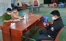 Tìm cách “tiếp tế” 5 lít rượu qua hàng rào vào khu cách ly Covid-19