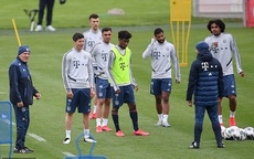 Bundesliga "kỳ quặc" trở lại, bất chấp hiểm họa Covid-19