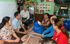 Thăm và tặng quà 2 gia đình cán bộ Công đoàn
