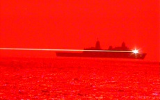 Tàu chiến Mỹ bắn UAV tan tành bằng vũ khí laser