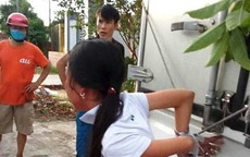 Mẹ trói tay con gái 11 tuổi của mình vào thùng xe tải đánh đập để… "phạt trộm"