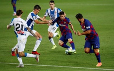 "Thần đồng" nhận thẻ đỏ, Barcelona thắng chật vật derby Catalan
