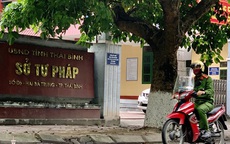 Bắt quả tang Phó giám đốc Trung tâm Dịch vụ đấu giá tài sản đang đánh bạc
