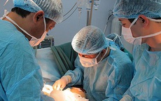 "Giải cứu" bộ ngực quá khổ cho nữ sinh 14 tuổi