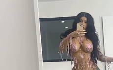 Nữ rapper Cardi B gây sốt khi “mặc như không”