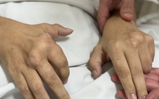 Mắc bệnh gout, nam thanh niên phải thay khớp gối cả 2 chân