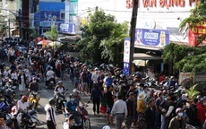 CLIP: Xếp hàng từ 4 giờ sáng mua vé trận Hoàng Anh Gia Lai - Hà Nội FC