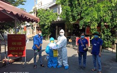 Cậu bé 7 tuổi trở về nhà 1 mình sau khi điều trị Covid-19, cả phường chung tay giúp đỡ