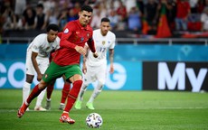 Đua "dội bom", Ronaldo vượt mặt đàn em