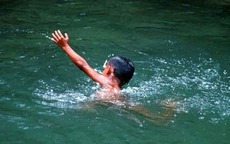 2 học sinh chết đuối khi cùng nhóm bạn tắm sông