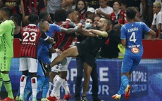 CLIP: Cầu thủ xô xát với khán giả khiến trận đấu ở Ligue 1 bị hủy