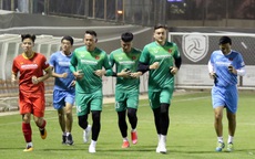 Đặng Văn Lâm vui tươi cùng đồng đội trên sân tập sau gần 2 năm "vắng bóng"