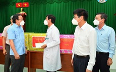 Bí thư Thành ủy TP HCM Nguyễn Văn Nên thăm Bệnh viện Điều trị Covid-19 Cần Giờ