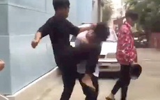 Nhìn "ngứa mắt" lúc uống rượu, 2 thanh, thiếu niên đánh bạn trọng thương