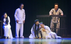 Sàn diễn tăng thị phần, tìm khán giả