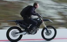 Tom Cruise nhảy dù, nhảy mô tô mạo hiểm ở tuổi 60