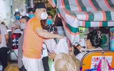 Ca sĩ Nguyên Vũ tặng quà người vô gia cư, giữa đêm khuya ấm áp nghĩa tình