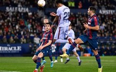 Thoát hiểm 3 quả phạt đền, Barcelona ngược dòng ngoạn mục hạ Levante