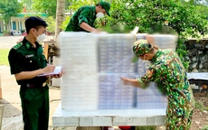 Biên phòng truy bắt nhóm buôn lậu "thủ" roi điện và dao cán dài