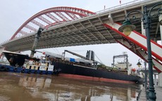 Tàu biển 12.000 DWT suýt va vào cây cầu hiện đại nhất Hải Phòng