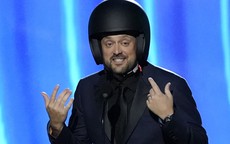 Cú tát Oscar thành trò đùa tại Grammy