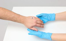 Chip thanh toán cấy ghép dưới da đầu tiên trên thế giới