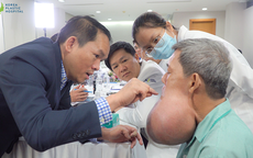 Chuyên gia đến từ Mỹ để hội chẩn ca bệnh 10 năm mang u quái khổng lồ trên mặt