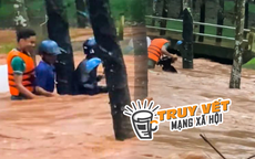 Dân quân xã lao xuống dòng nước xiết, kịp thời cứu 2 người thoát nạn