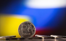 Reuters: Giá đồng rúp của Nga sụt giảm mạnh, dầu thô tăng giá