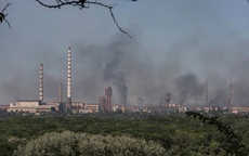 Cháy nhà máy hóa chất, hàng trăm lính Ukraine mắc kẹt?