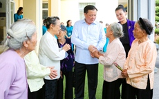 Bí thư Hà Nội Đinh Tiến Dũng thăm và tặng quà người có công