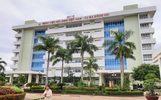 Nhân viên y tế "dứt áo" bệnh viện công