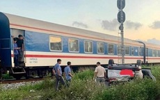 6 người phụ nữ thoát chết khi ôtô bị tàu hỏa tông lật ngửa