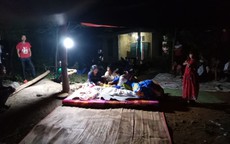 Người mẹ khóc ngất bên thi thể 2 đứa con đuối nước