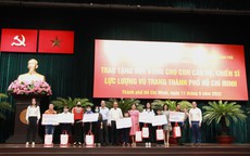 Trao tặng 100 suất học bổng cho con cán bộ, chiến sĩ lực lượng vũ trang TP HCM