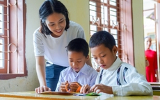 Nông Thúy Hằng mang sách lên vùng cao