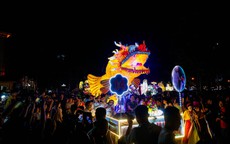 Biển người rước đèn trung thu khổng lồ