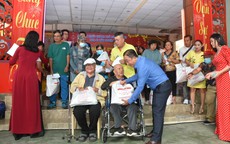 “Mai Vàng nhân ái” trao tiếp quà Tết cho văn nghệ sĩ, công nhân hậu đài