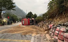 Xe khách va chạm xe máy của nhóm công nhân về nghỉ tết, 21 người thương vong